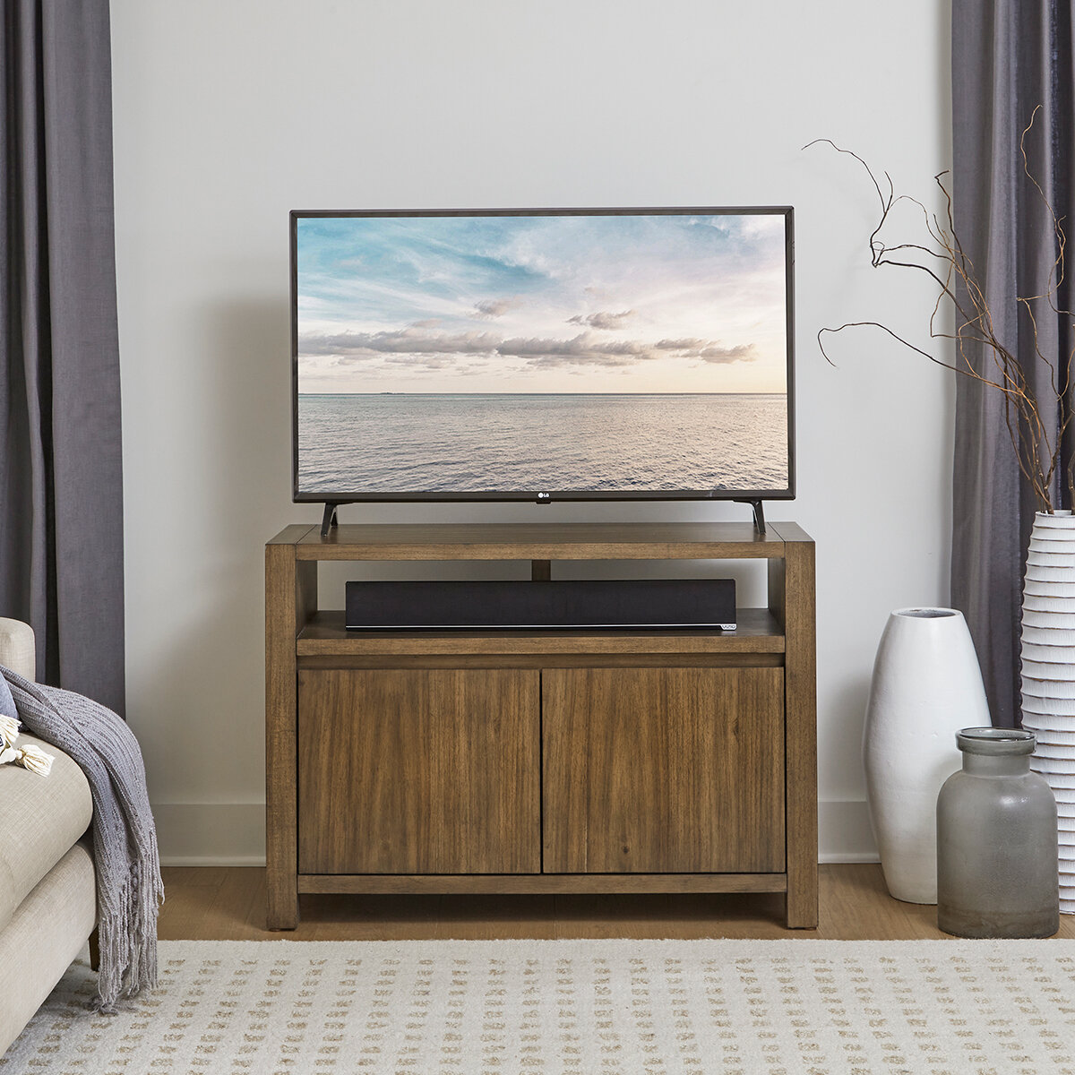 Universal Broadmoore, Miles Consola Decorativa