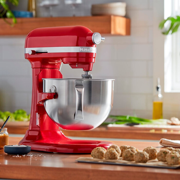 KitchenAid, Serie Professional 600, Batidora de pedestal con tazón elevable y batidor plano de borde flexible, 5.6 L, Roja