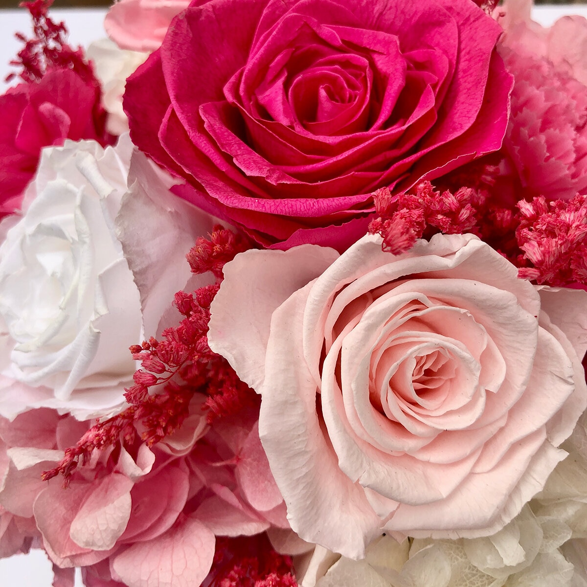Mina'an Flor Eterna, Bouquet Mix Frambuesa, Caja Blanca