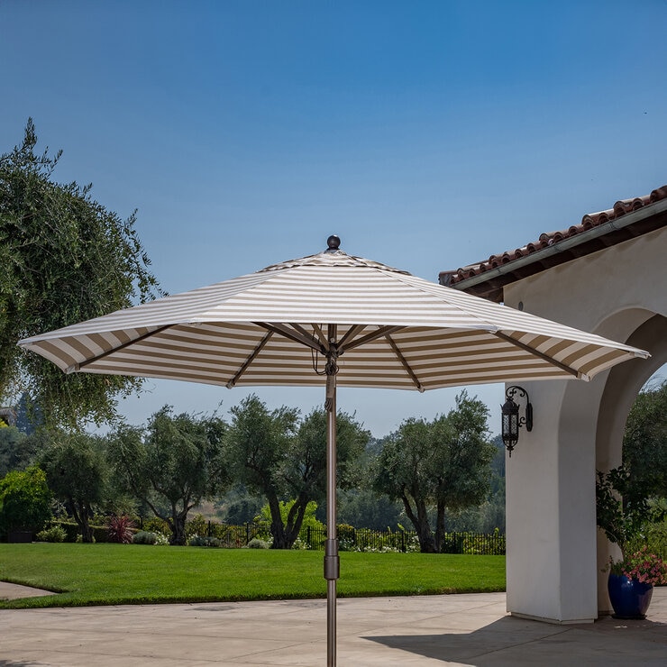 SunVilla, Sombrilla Cabana Redonda de Rayas con Poste Recto de 3.3m, Color Beige SunVilla, Sombrilla Cabana Redonda de Rayas con Poste Recto de 3.3m, Color Beige