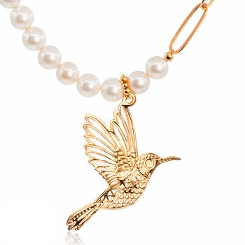 Ablime, Collar Corto en Perla de Río con Dije de Colibrí