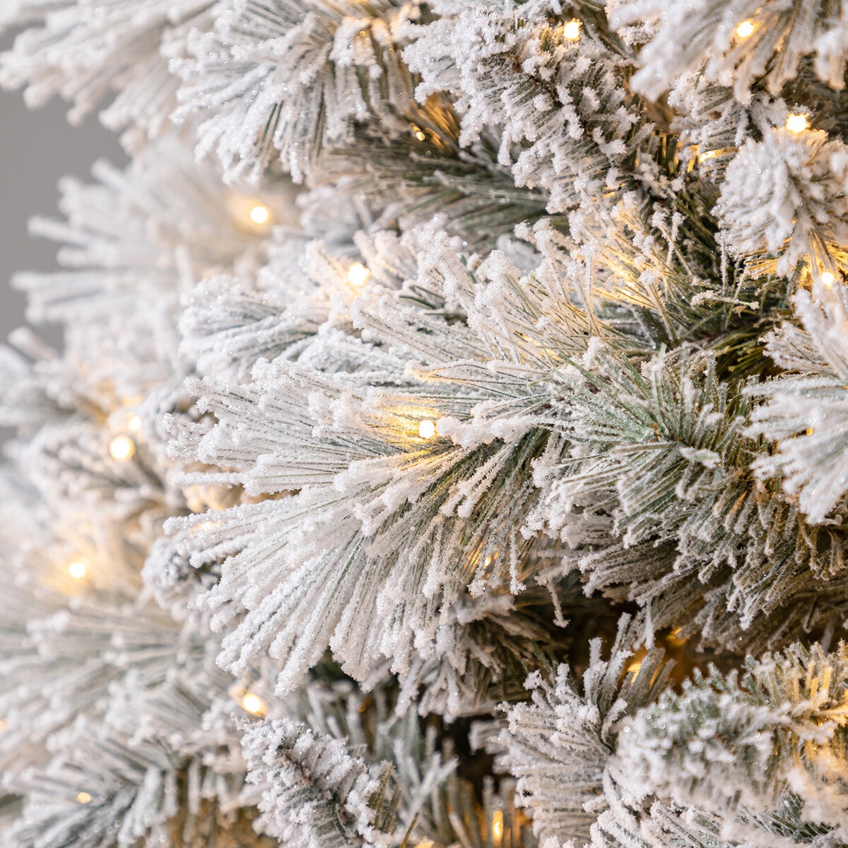Árbol de Navidad Nevado Pre-Iluminado 2.7m con 1,780 Luces Radiant Micro LED