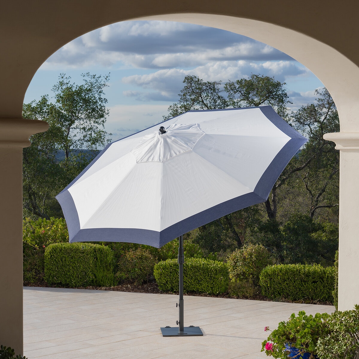 SunVilla, Sombrilla de 3.3 m Con Borde Color Blue