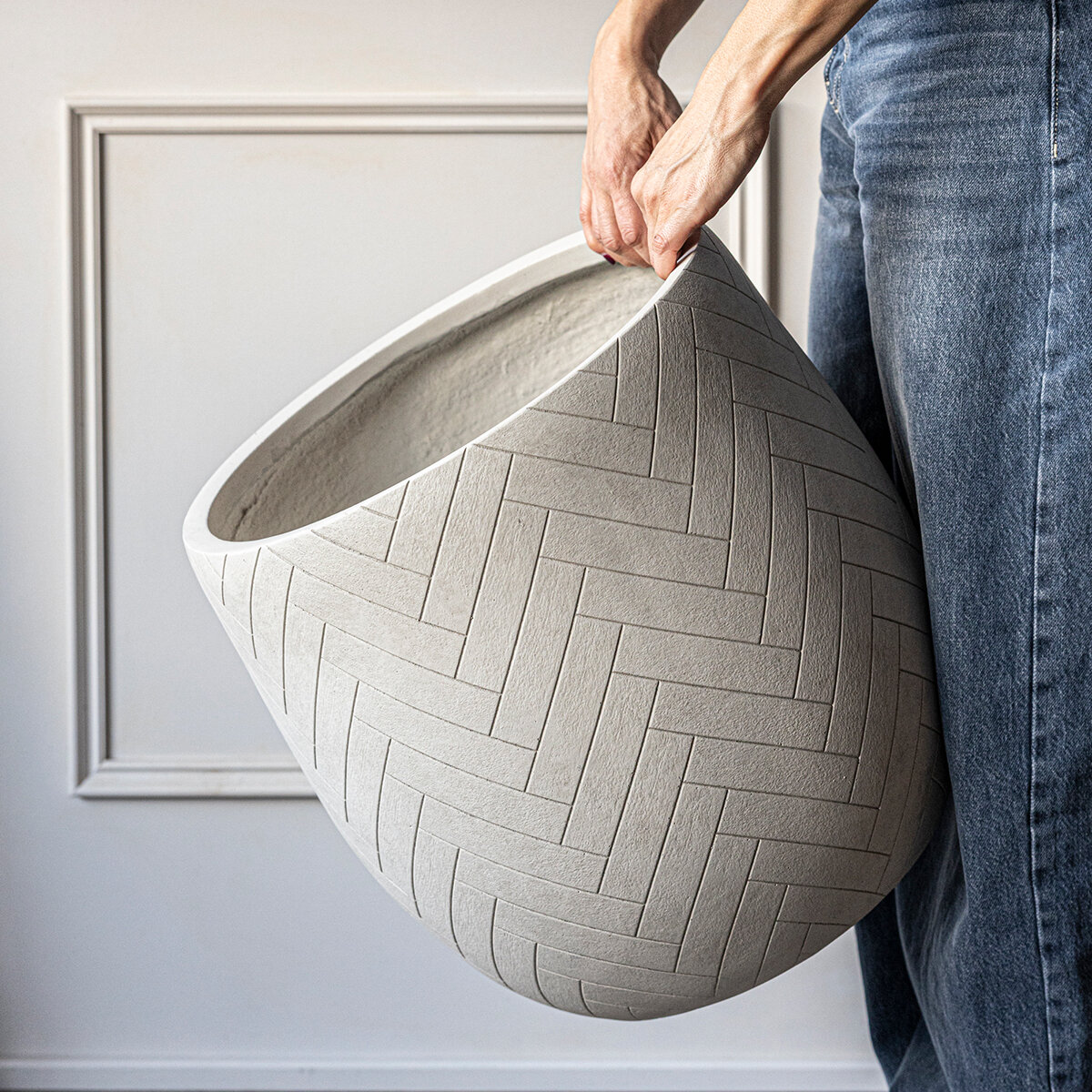 Over & Back, Tribes Maceta de Fibra de Arcilla Blanca Over & Back, Tribes Maceta de Fibra de Arcilla Blanca