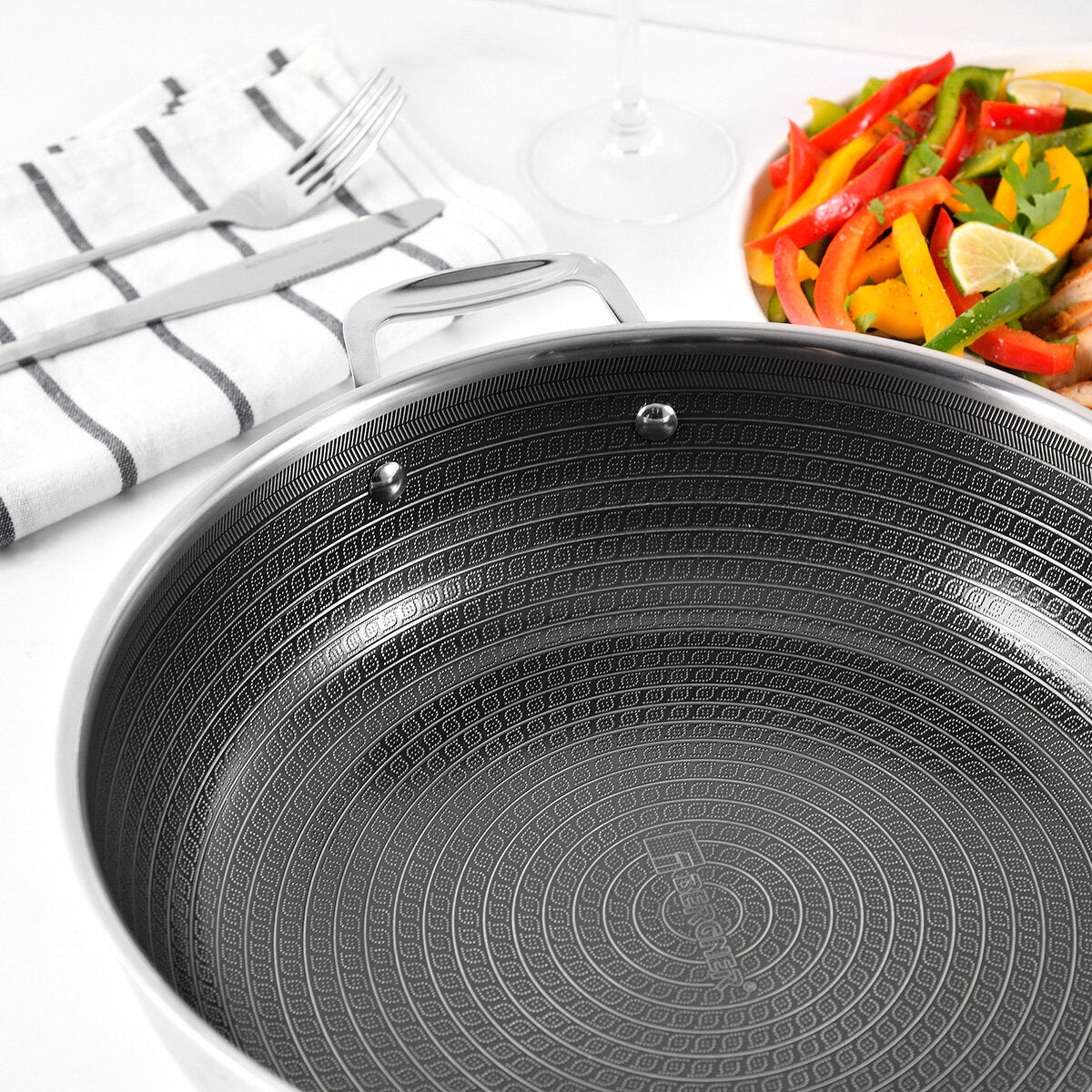 Bergner Sartén de Acero Inoxidable con Cerámica Antiadherente para Uso Diario con Tapa de 4.4 L Bergner Sartén de Acero Inoxidable con Cerámica Antiadherente para Uso Diario con Tapa de 4.4 L