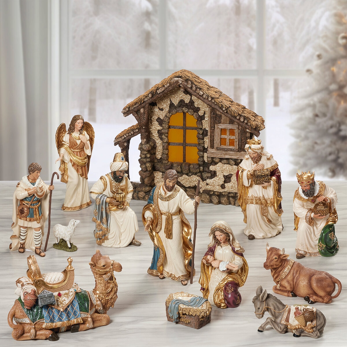 Kirkland Signature Nacimiento Pintado a Mano, Juego de 14 Pzas.