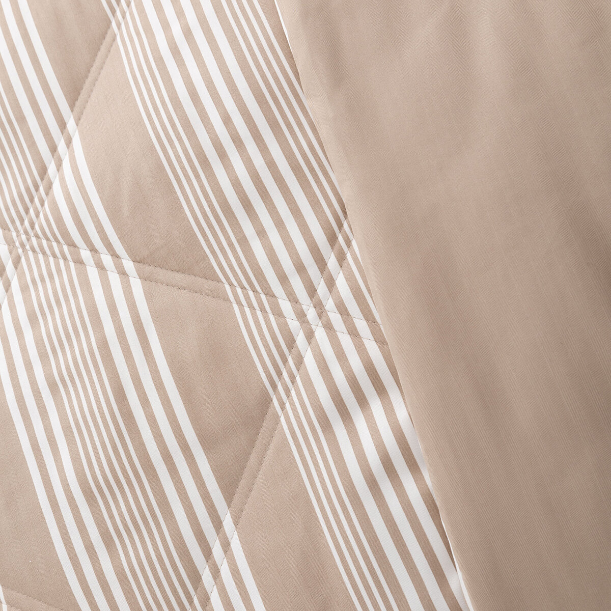 Berkshire Life, Cobija con Relleno Alternativo, Tamaño Queen, Modelo Tan Stripes