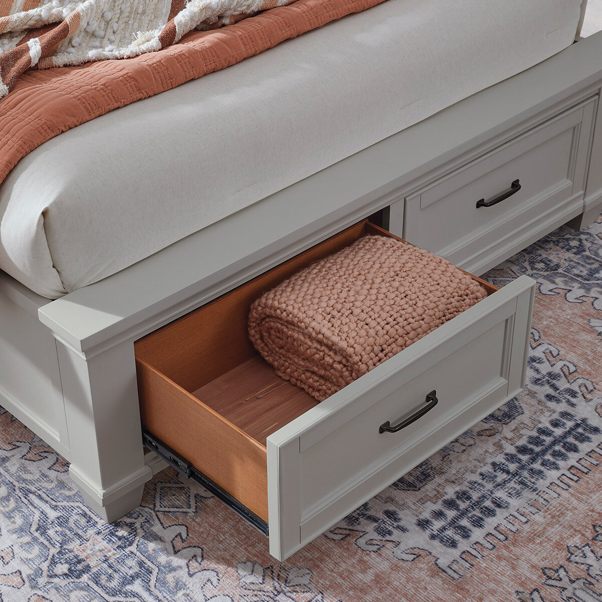Universal Broadmoore, Cama King Con Espacio de Almacenamiento