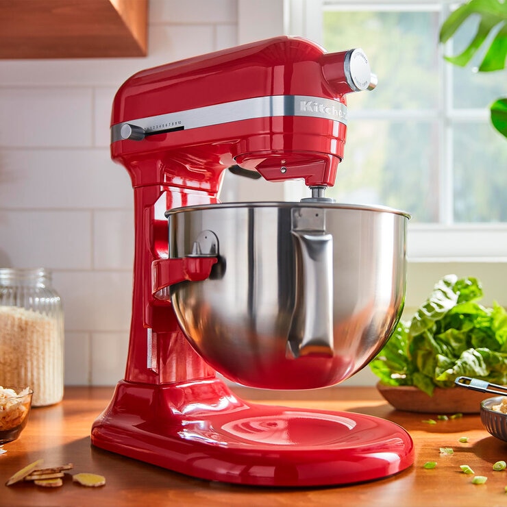 KitchenAid, Serie Professional 600, Batidora de pedestal con tazón elevable y batidor plano de borde flexible, 5.6 L, Roja