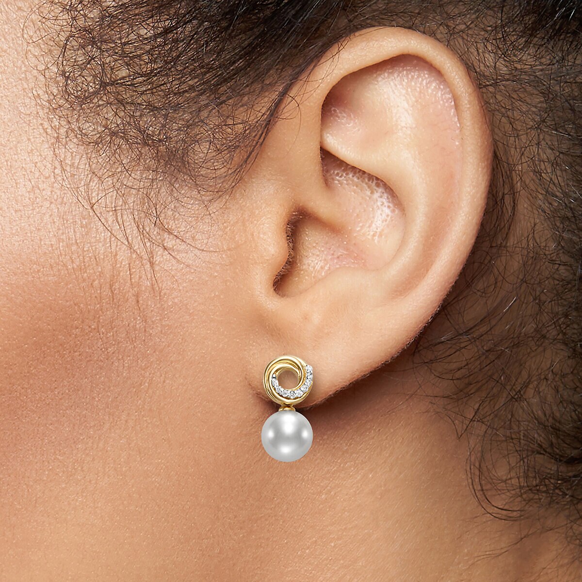 Aretes de Perlas Cultivadas, 7.5-8.0mm, con Diamantes .07ctw, Oro Amarillo de 14K