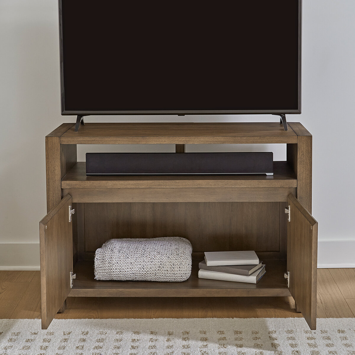 Universal Broadmoore, Miles Consola Decorativa