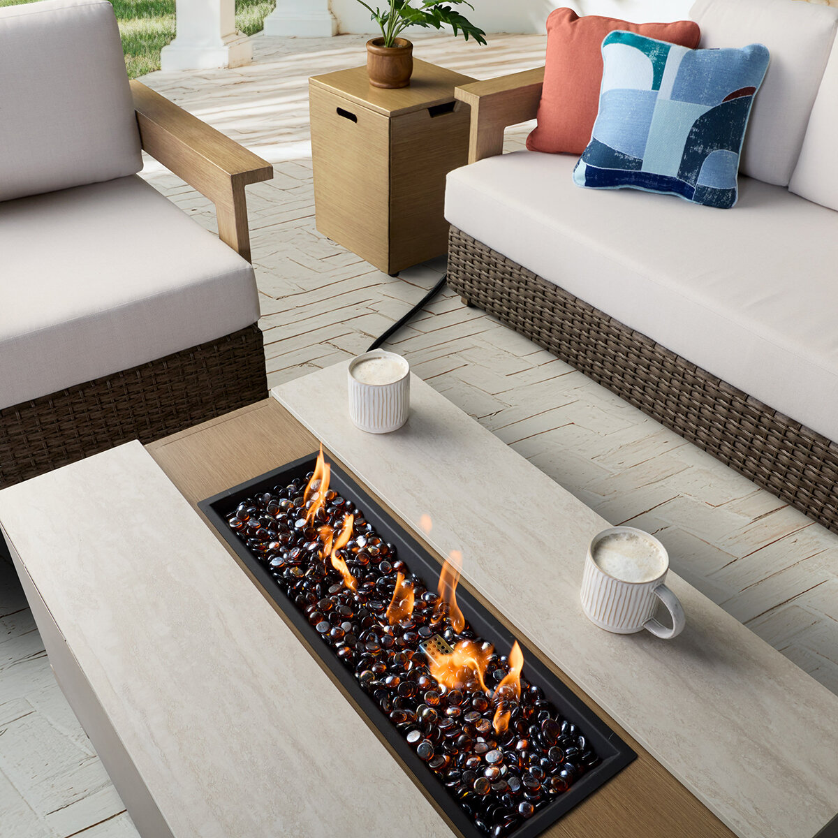 Agio, Juniper Sala con Fogatero para Patio de 5 Piezas Agio, Juniper Sala con Fogatero para Patio de 5 Piezas