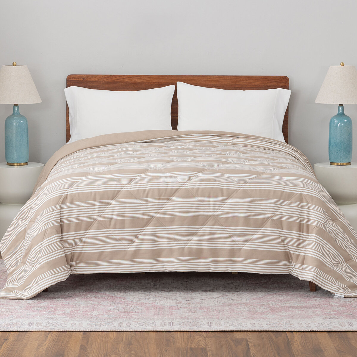Berkshire Life, Cobija con Relleno Alternativo, Tamaño Queen, Modelo Tan Stripes